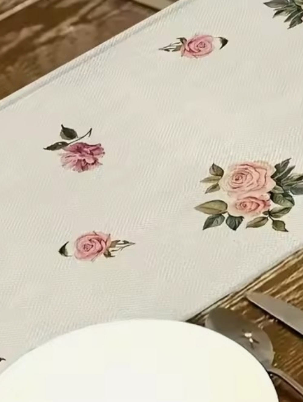 Delicate British Tea-Table Runner. 13 X108 Inches. - Picture 4 of 4